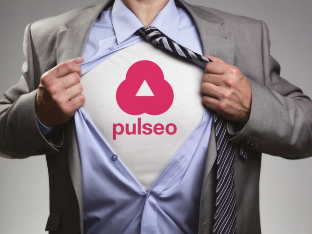 creation plaquette agence communication dax pulseo main