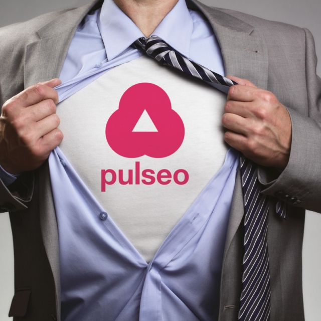 creation plaquette agence communication dax pulseo main