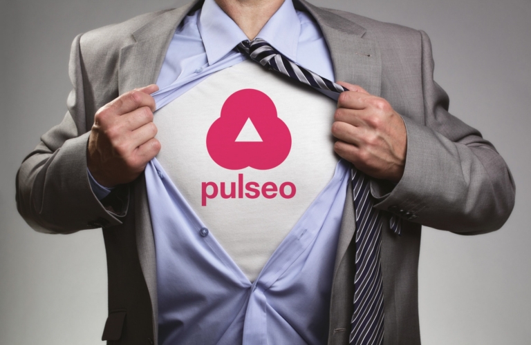 creation plaquette agence communication dax pulseo main