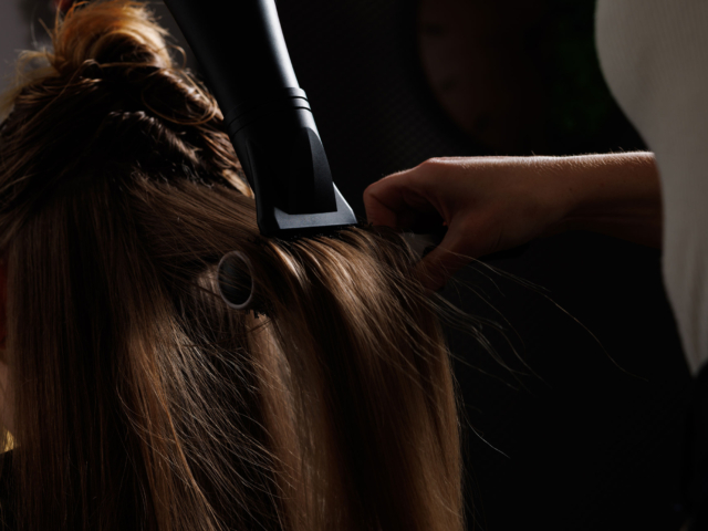 Coiffure avec un sèche-cheveux sur cheveux longs.