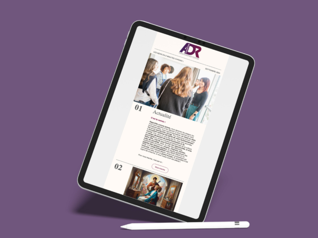 Tablette affichant des informations et des images diverses.