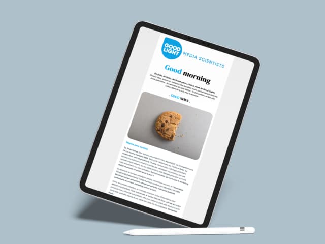 Article sur une tablette avec un biscuit