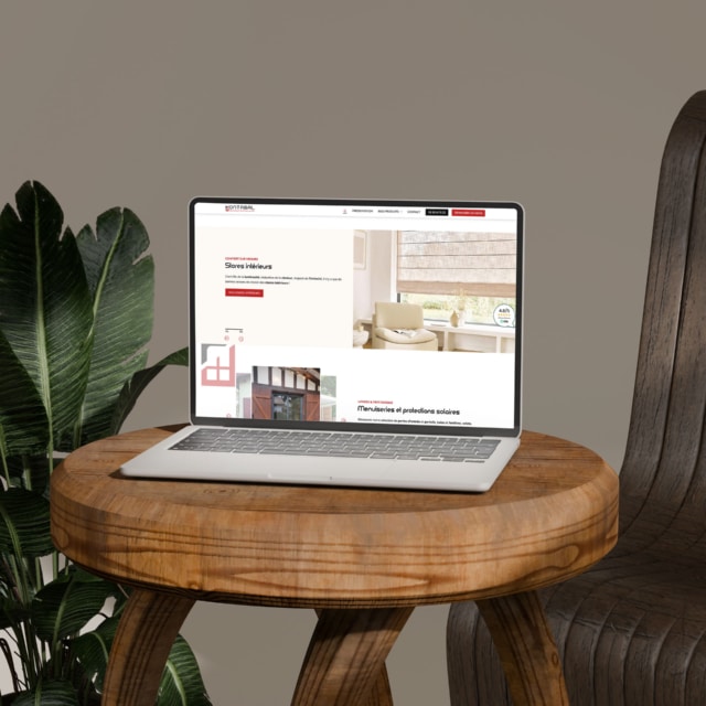 Ordinateur portable sur une table en bois