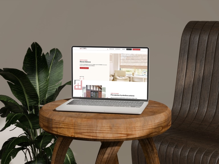 Ordinateur portable sur une table en bois