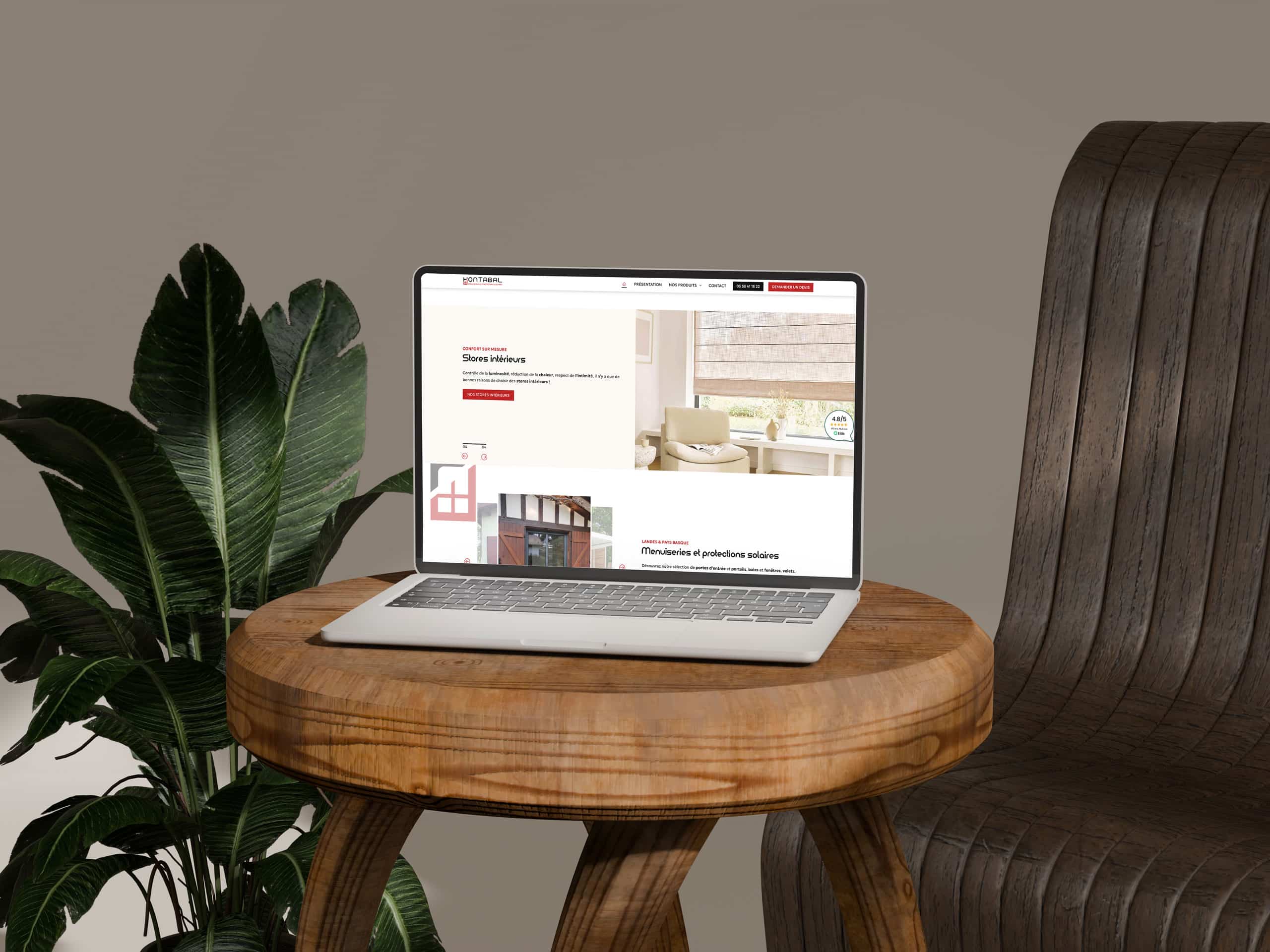 Ordinateur portable sur une table en bois