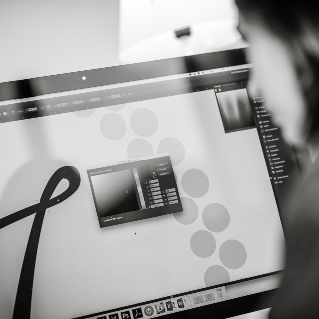 Personne travaillant sur un design graphique numérique.
