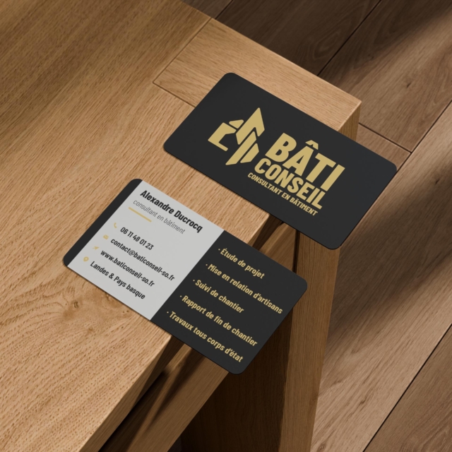 Cartes de visite sur une table en bois