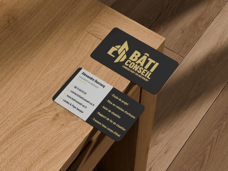 Cartes de visite sur une table en bois