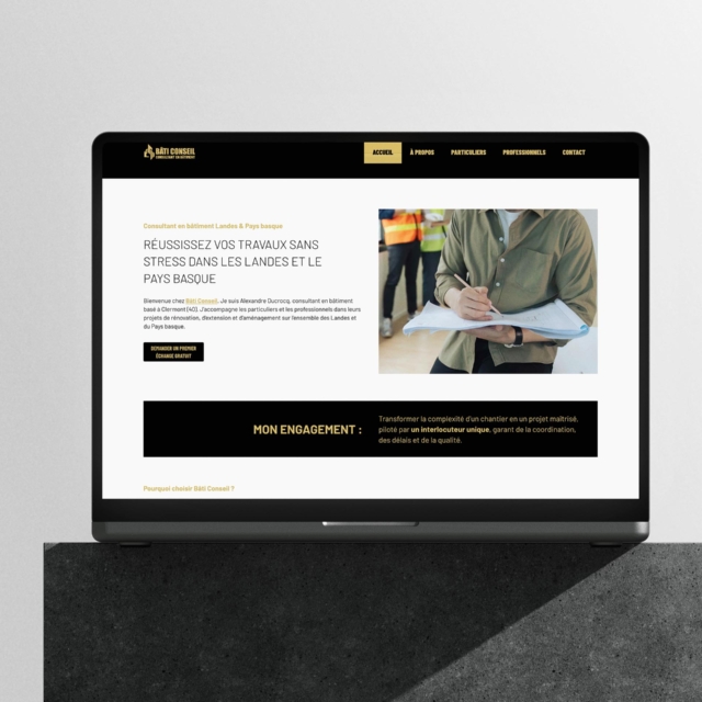 Consultant en bâtiment travaillant sur des plans.