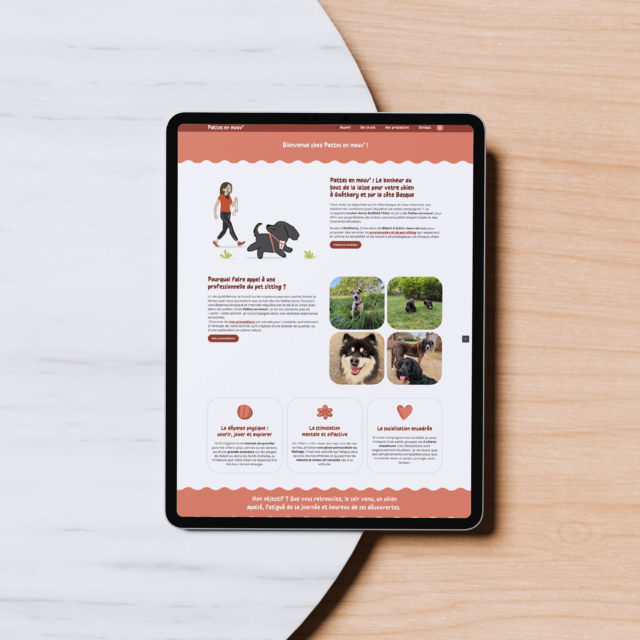 Personne et chien interagissant sur une tablette.