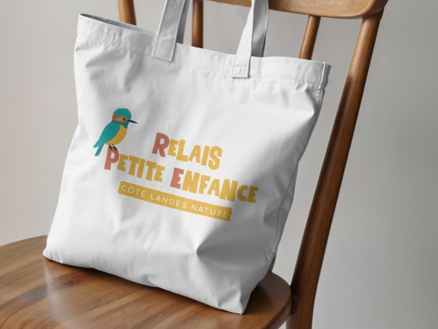 Sac en toile avec un motif coloré d'oiseau.