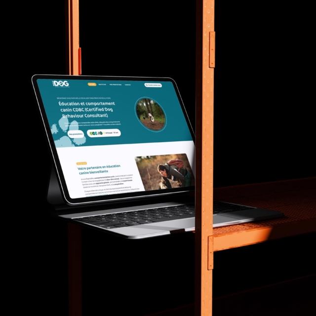 Ordinateur portable affichant site d’éducation canine