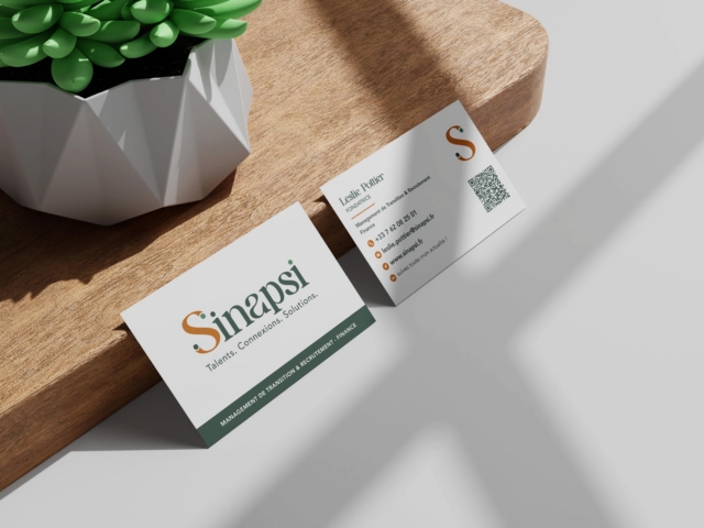 Cartes de visite Sinapsi sur table en bois