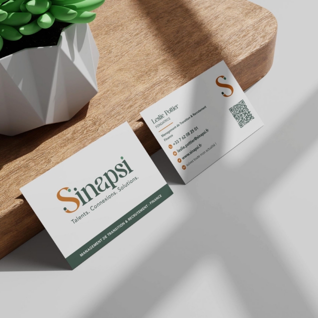 Cartes de visite Sinapsi sur table en bois