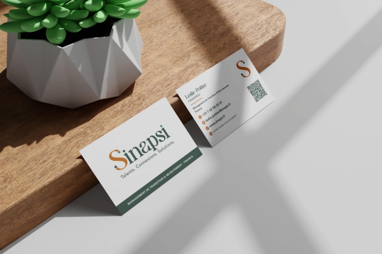 Cartes de visite Sinapsi sur table en bois