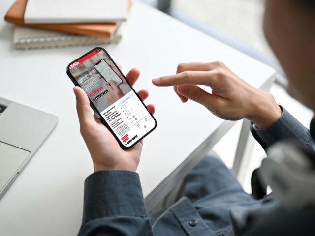 Personne utilisant une application de réservation de taxi