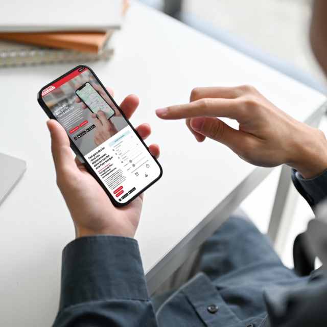 Personne utilisant une application de réservation de taxi