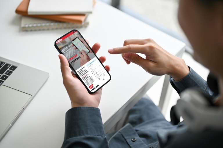 Personne utilisant une application de réservation de taxi