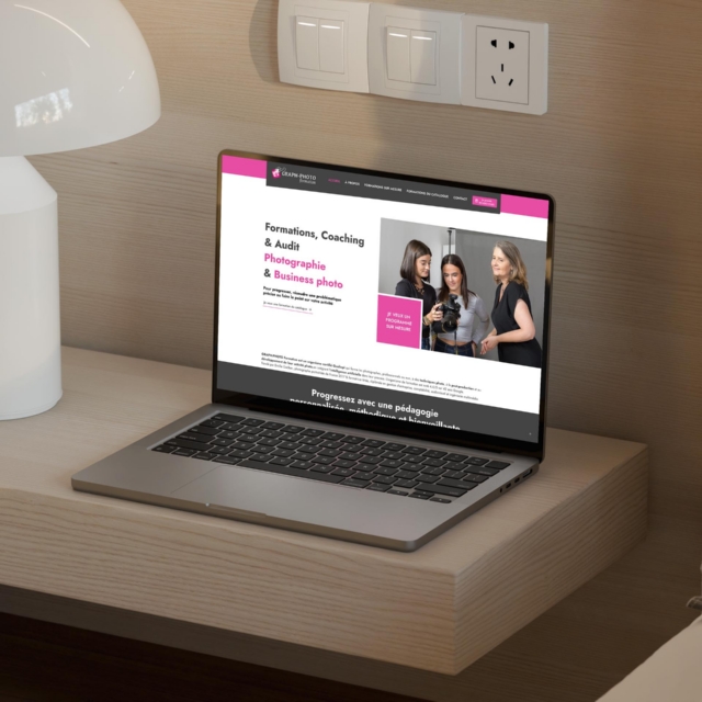 Ordinateur portable affichant site de formation photographie
